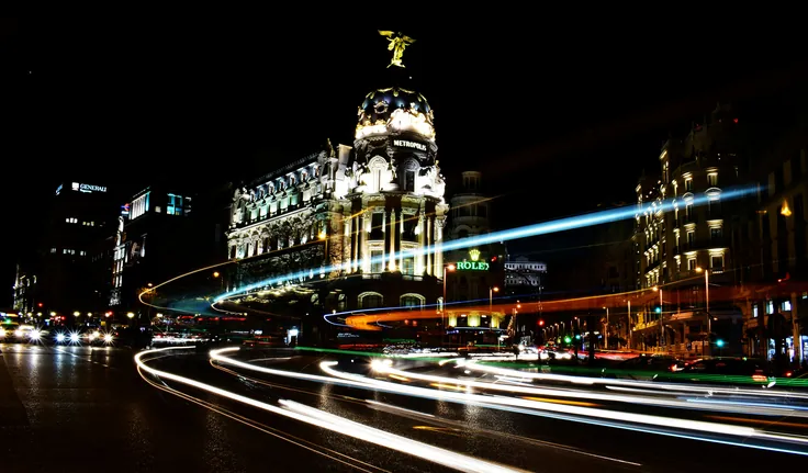 Edificio Metrópolis y Gran Vía de noche