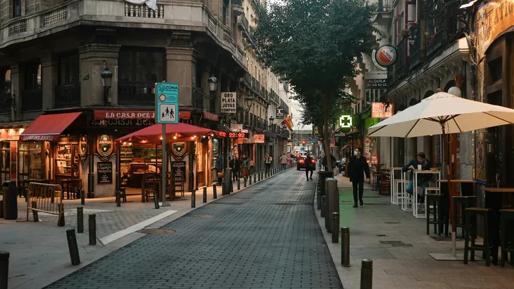 Calle con bares y terrazas en el centro de Madrid