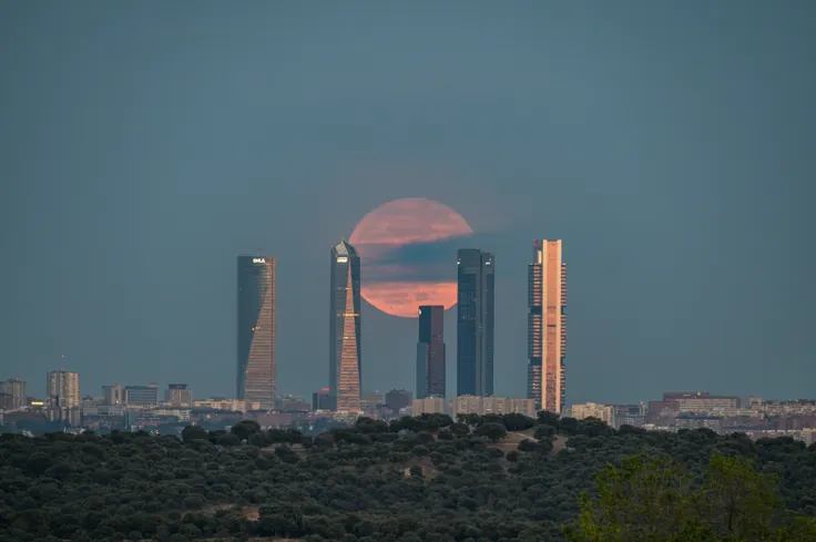 Las Cuatro Torres con la luna